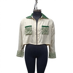 Chaqueta Utilitaria Crema para Mujer con Bolsillos y Puños con Puntos Verdes, Cierre de Cremallera en Manga Larga, Estilo Primavera - Product Image 1