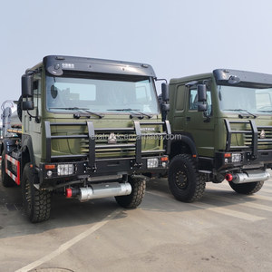 Camion-citerne SINOTRUK HOWO adapté aux opérations sur le terrain, 4x4 AWD tout-terrain, 5000L 8000L, camion-citerne à eau diesel à vendre - Product Image 2