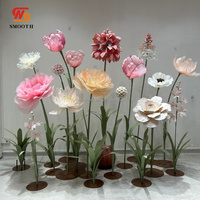 Fleur géante en organza blanc avec base, design personnalisé pour événements de mariage, hôtels, vitrines de magasins