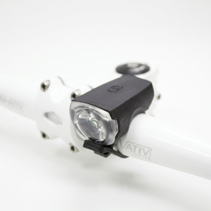 Lampe avant de vélo en silicone, rechargeable par USB, certifiée ANSI, LED blanche 150LM avec indicateur de batterie faible SFL477 - Product Image 1