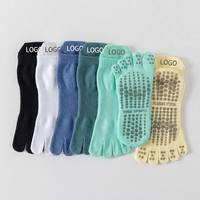 Chaussettes de yoga antidérapantes à cinq doigts avec logo personnalisé en gros – Chaussettes de yoga et Pilates à grip haute qualité