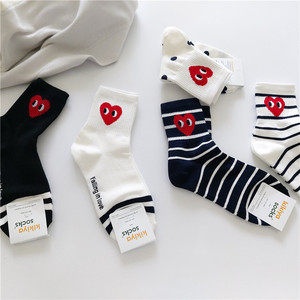 Conception de vente chaude pas cher loisirs coréen noir et blanc rayé chaussettes motif moyen Tube personnalité sport rayé chaussettes - Product Image 3