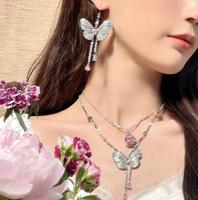 Bijoux tendance pour femmes, accessoires de mode modernes avec détails en pierre, idéaux pour les soirées et comme cadeaux de luxe : bagues, boucles d'oreilles clous, colliers et bracelets