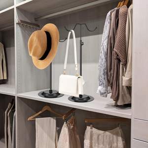 Étagère de présentation pour sacs à main, support à double crochet en métal réglable avec revêtement noir - Product Image 6