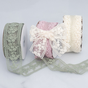 Fita de Renda Floral Delicada de 4,5cm e 5 Jardas com Largura e Padrão Personalizados para Decoração de Vestidos de Casamento - Product Image 2