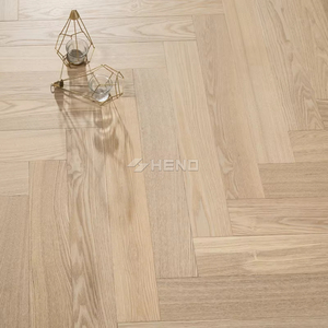 Parquet en bois d'ingénierie à chevrons en frêne européen, style moderne, technique de pose clic, finition lisse - Product Image 1