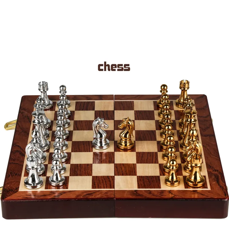 Set di scacchi in legno di vendita calda Set di scacchi in metallo di fascia alta Set di giochi di scacchi pieghevoli personalizzati all'ingrosso