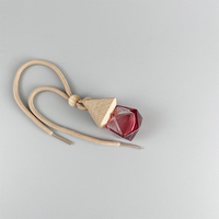 Fabricant de bouteille de parfum de voiture suspendue rouge dégradé de 8ml Bouteille en verre d'arôme portable Bouteille en verre rafraîchissante avec couvercle en bois