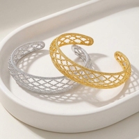 Parure de bijoux tendance en maille géométrique tressée plaquée or 18 carats, 3 pièces : bracelet manchette ajouré, boucles d'oreilles clous et bague pour femme, cadeau idéal pour les fêtes