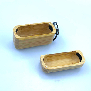 Étui magnétique en bois de bambou pour écouteurs Pro 1ère et 2ème génération - avec crochet de suspension - Product Image 3