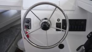 Compacto y Versátil de Aluminio de 6.25m |   Consola Central de 150 CV con Cabina - Product Image 3