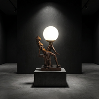 Lampe de table en bronze style Art déco, statue de femme allongée, artisanale, avec globe givré, sculpture en bronze