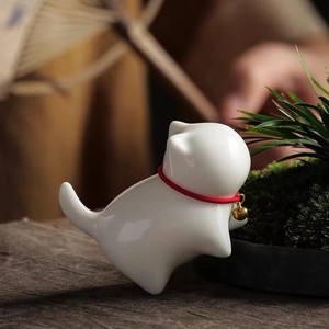 ตุ๊กตาแมวเซรามิกสีขาวพร้อมกระดิ่งคอสีแดงสำหรับตกแต่งชุดน้ำชา - Product Image 1