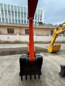 Excavatrice compacte d'occasion Kubota KX057-4 5,5T pour travaux agricoles et municipaux sur sites étroits - Product Image 6