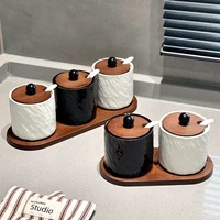 Ensemble de pots à épices en céramique texturée mate avec couvercle en bois, cuillère et plateau en bois – Rangement pour condiments et épices sur comptoir de cuisine