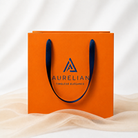 Sac en papier personnalisé de luxe, orange vif, en papier d'art recyclé et couché, avec estampage à chaud doré pour la marque haut de gamme