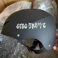 Nouveau modèle de casque de sport noir en EPS écologique, durable, avec roulements ABEC-9 pour skateboard/vélo/trottinette/roller adulte et adolescent