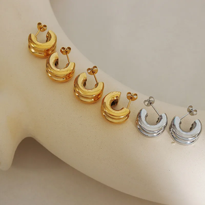 Pendientes Chapado en Oro de 18K en Forma de C Estilo Simple Básico 304 Acero Inoxidable Par de Pendientes de Moda - Product Image 2