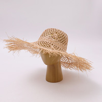 Chapeau de paille en raphia à bords bruts découpés pour femme, style bohème, à large bord, idéal pour l'été, la plage et les vacances, protection solaire décontractée