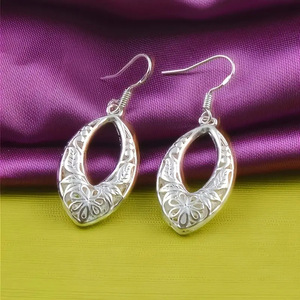Orecchini a Gancio con Motivo Traforato Stile Vintage Chic, Gioielli per Orecchie da Donna per Feste e Outfit Quotidiani - Product Image 1