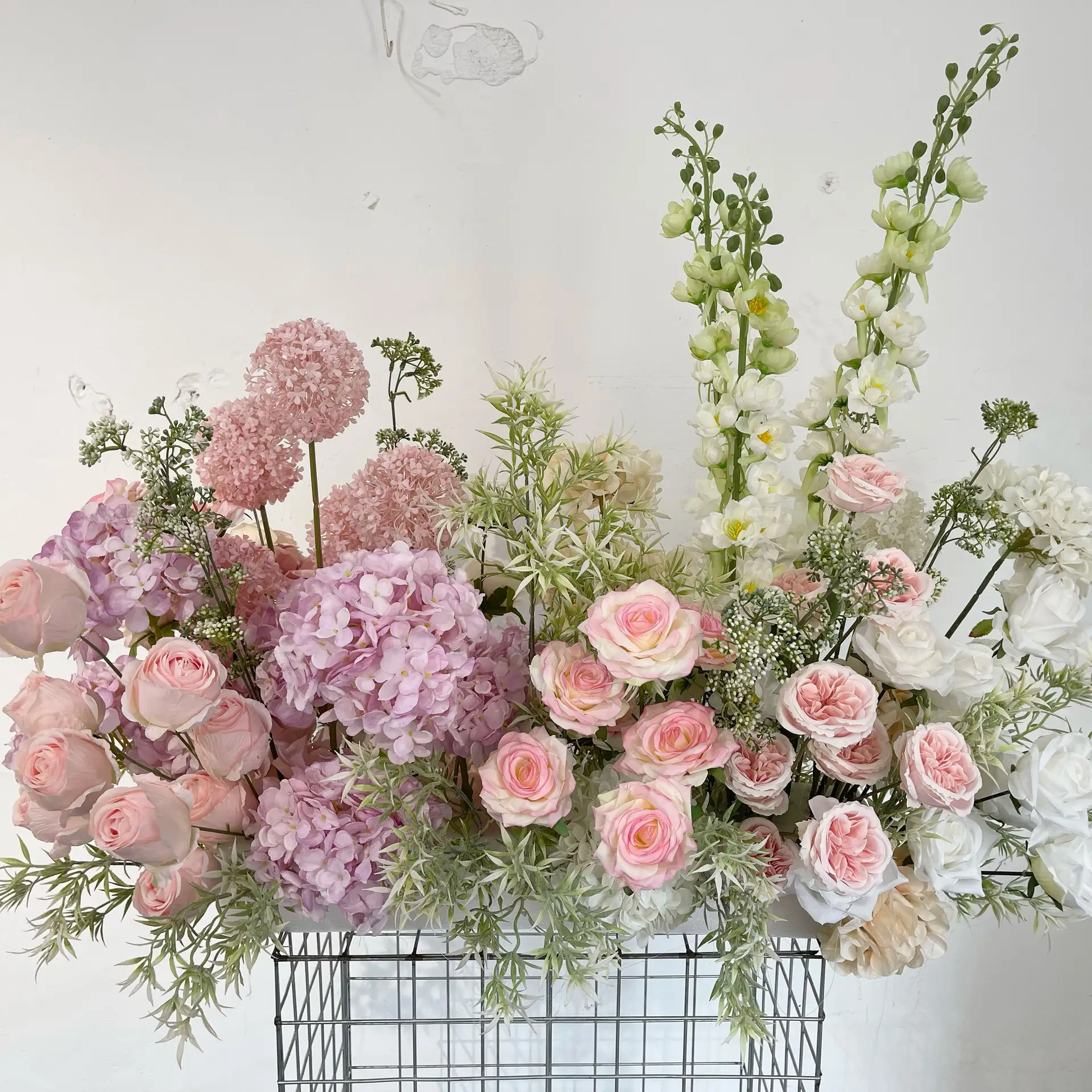 Vente en gros de fleurs artificielles roses en fausse soie roses contenant des bouquets pour la décoration intérieure centres de table de mariage