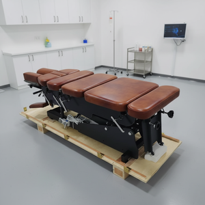 Correction par traction vertébrale, soins de massage, clinique hospitalière, alignement osseux, repositionnement des os de la taille, des épaules et des hanches - Product Image 1