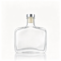 Bouteilles en verre en gros, bouteille en verre carrée plate transparente avec bouchon et capuchon argenté pour les boissons alcoolisées