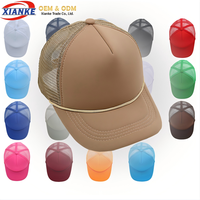 Gorras de Béisbol Personalizadas 2026 X&K OEM con Bordado 3D, Visera de Cuerda, Parte Delantera de Espuma y Parte Trasera de Malla, 5 Paneles, Cierre a Presión, Gorras Trucker Personalizadas