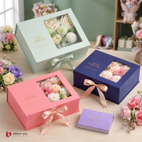 Boîte Cadeau Florale Portable en Papier Ivoire Biodégradable Écologique Personnalisable avec Fenêtre et Ruban – Douceur Pastel, Élégance Romantique