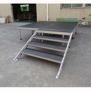 Scène portable d'extérieur en bois et aluminium avec surface antidérapante, montage facile pour événements et cérémonies - Product Image 2