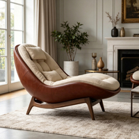 Fauteuil lounge individuel en forme de cocon, capitonné beige, avec structure en fibre de verre marron et pieds en bois massif, pour un espace de vie résidentiel moderne