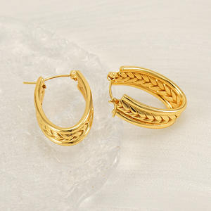 Nouveau arrivage de boucles d'oreilles <span class=keywords><strong>créoles</strong></span> délicates en acier inoxydable plaqué <span class=keywords><strong>or</strong></span> avec chaîne en forme de cœur de blé pour femmes - Product Image 6