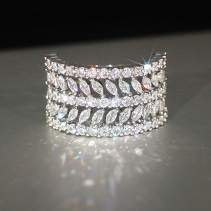 Anello Geometrico a Foglia per Donne, Gioiello Elegante e Scintillante per Matrimonio - Product Image 1
