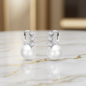 Pendientes Huggie de Oro Blanco E3800 con Perla Sintética AAA de Forma Redonda y Engaste de Garra, Joyería Clásica para Bodas de Mujer - Product Image 2