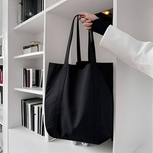 กระเป๋าผ้าแคนวาสสีดำลายพิมพ์ตัวอักษร สายสะพายแบบหนา ปิดแบบเปิด ของขวัญแฟชั่นใหม่ - Product Image 3