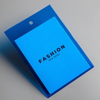Personnalisation en gros étiquette de personnalité de mode conception populaire étiquette textile de vêtement sac en plastique film souple étiquette volante de vêtements en PVC