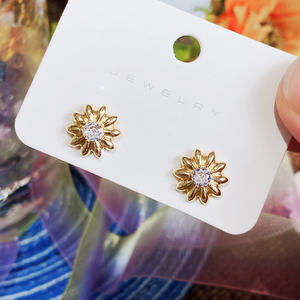 Boucles d'oreilles à fleurs dorées E1306 avec serti en strass de cristal pour femmes, bijoux mignons et tendance - Product Image 3