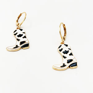 Pendientes colgantes de <span class=keywords><strong>botas</strong></span> Texas esmaltadas con estampado de vaca en blanco y negro para <span class=keywords><strong>mujer</strong></span>, pendientes de aro para <span class=keywords><strong>botas</strong></span> de vaquera negra occidental - Product Image 1