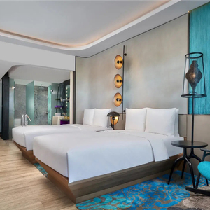 Set Completo di Mobili Moderni per Hotel: Arredamento per Camera da Letto, Sala da Pranzo e Lobby con Tavolo, Sedie e Divano - Product Image 1