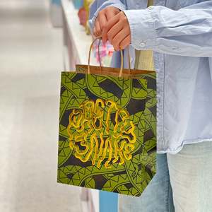 Sac de courses biodégradable en papier kraft personnalisé avec logo imprimé, poignée plate, vente en gros - Product Image 6