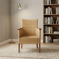 Chaise de jardin scandinave minimaliste en rotin avec accoudoirs en teck et pieds effilés - Meuble durable pour l'extérieur et le salon
