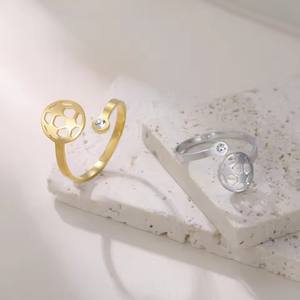 Anneaux de sport en acier inoxydable à la mode 304 avec motifs de tennis de baseball de <span class=keywords><strong>basket</strong></span>-ball de football pour unisexe quotidien - Product Image 6