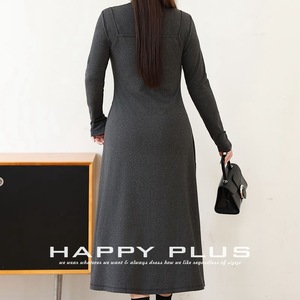Robe ajustée en maille à col montant et manches longues Happy Plus, taille asymétrique, taille naturelle, gris urbain, noir classique, grandes tailles - Product Image 3