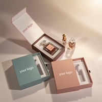 Boîte cadeau de soin de la peau de style livre, logo personnalisé, boîte d'emballage rigide en or blanc avec doublure ajustée pour ensembles cosmétiques