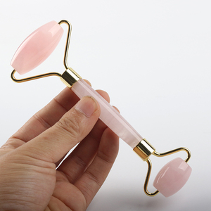 Rouleau de massage facial en quartz rose vibrant à double tête, baguette de guérison en pierres naturelles, vente en gros - Product Image 1