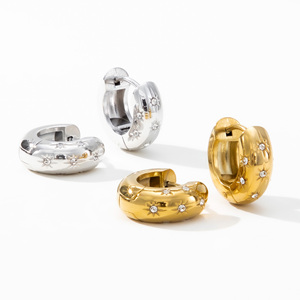 YF8280 Orecchini a Cerchio Minimalisti e Trendy in Acciaio Inossidabile Placcato Oro PVD con Zirconi e Stella a Otto Punte per Donne - Product Image 1
