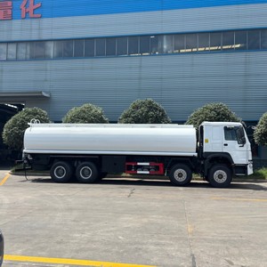รถบรรทุกน้ำมันดีเซล HOWO 8x4 ขนาด 25000 ลิตร พร้อมปั๊มสำหรับสถานีน้ำมันขนาดใหญ่ - Product Image 3