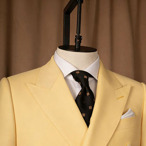 Blazer en polyester jaune marguerite pour <span class=keywords><strong>homme</strong></span>, fluide et infroissable, avec pochette de costume élégante pour un <span class=keywords><strong>look</strong></span> de fête printanière - Product Image 3