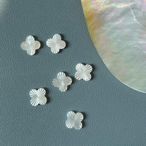 Nuevo Diseño 2026, Dije de Concha de Nácar Blanco con Trébol de Cuatro Hojas, Incrustaciones de Cuentas con Ondas Láser, Dije para Joyería DIY, Económico - Product Image 1