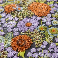 Robe de soirée sirène en satin à col montant, dentelle, broderie perlée et sequins, avec traîne chapelle en organza, antistatique